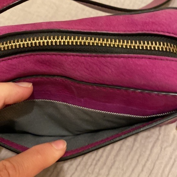 Fossil nubuck / suede leather fuchsia camera bag in very good condition. - Picture 7 of 12